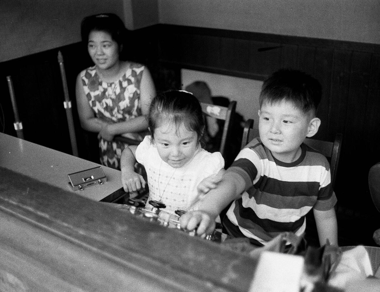 1966年、金田正一の応援に駆けつけた長男・賢一くん（右）と長女・正子ちゃん