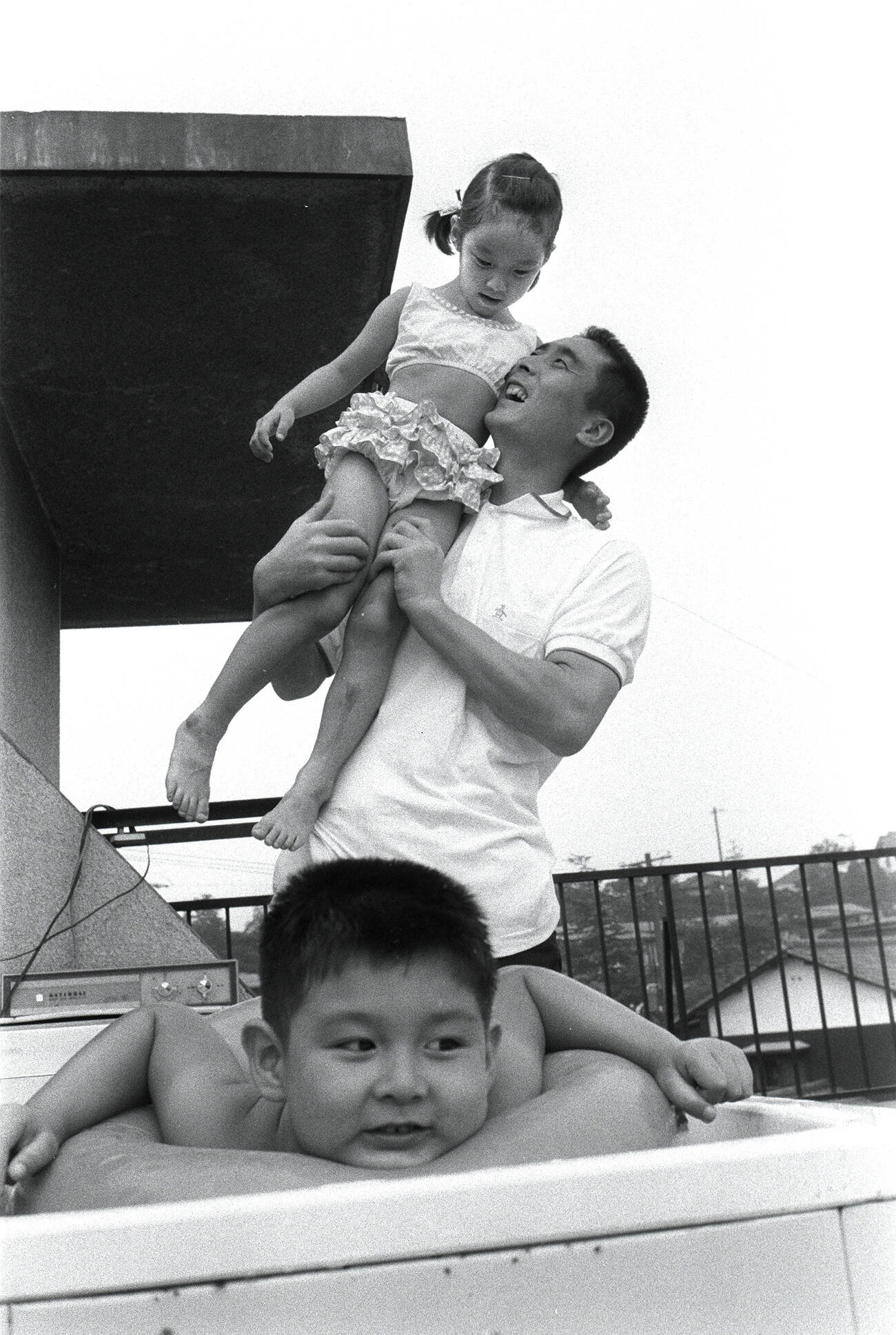 1967年、長女・正子ちゃんを抱き上げる金田正一。手前は長男・賢一くん