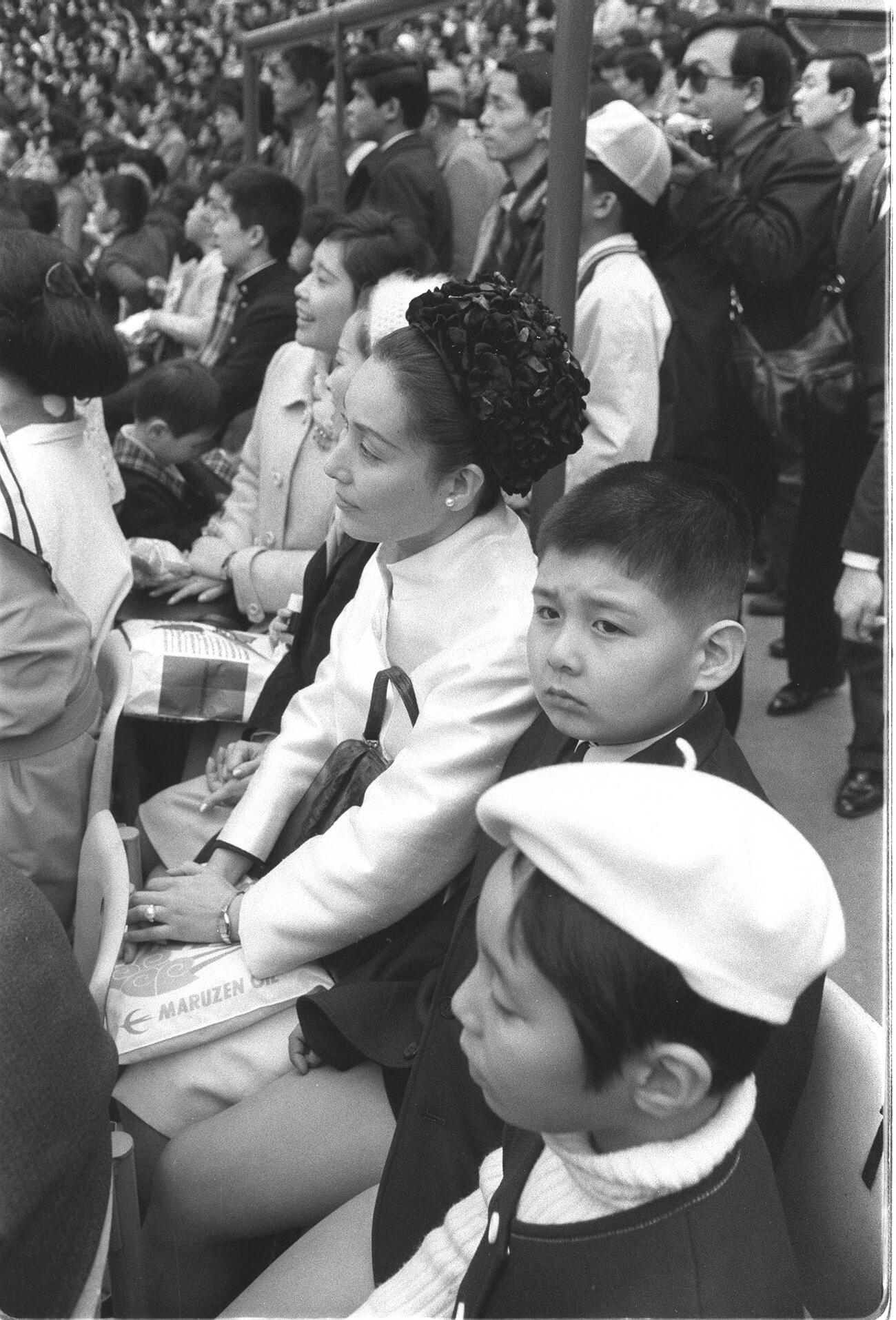70年4月、金田正一の引退試合を観戦する敏子夫人。その手前は長男の賢一