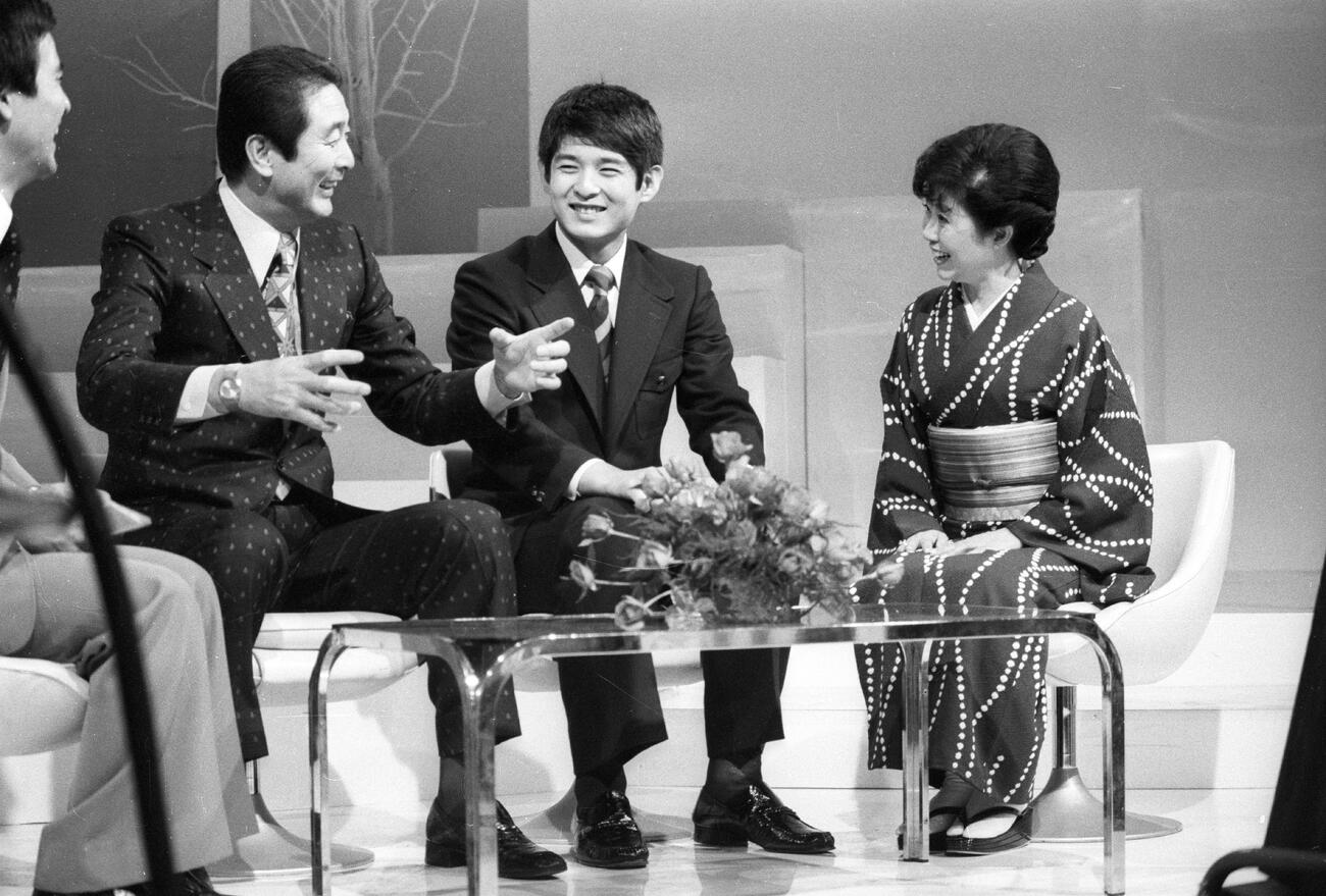 1978年、テレビ番組で親子共演する金田正一（左）賢一。右は森光子