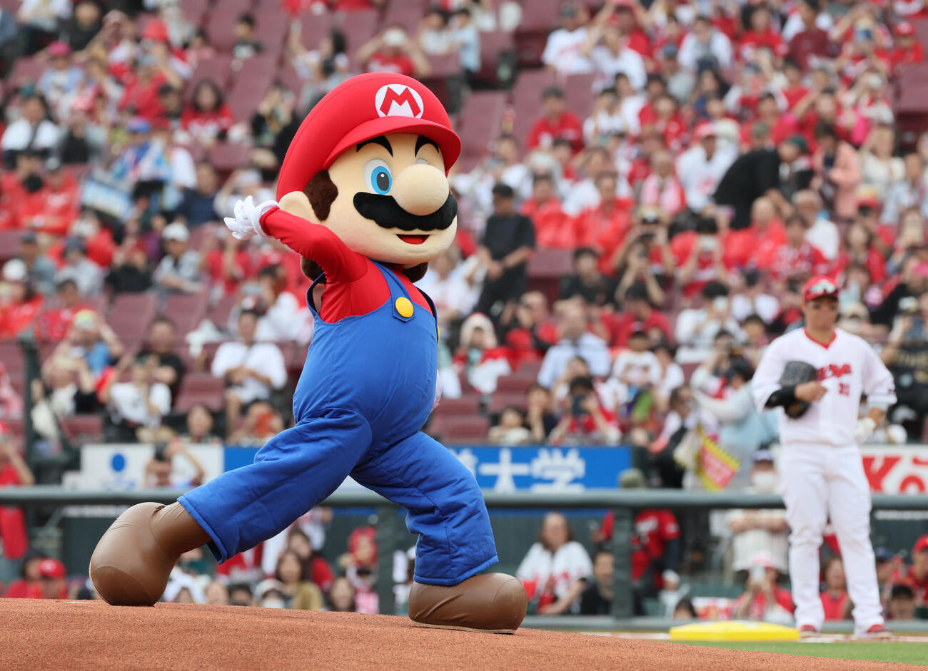 広島対オリックス　マリオが始球式に登場（撮影・加藤孝規）