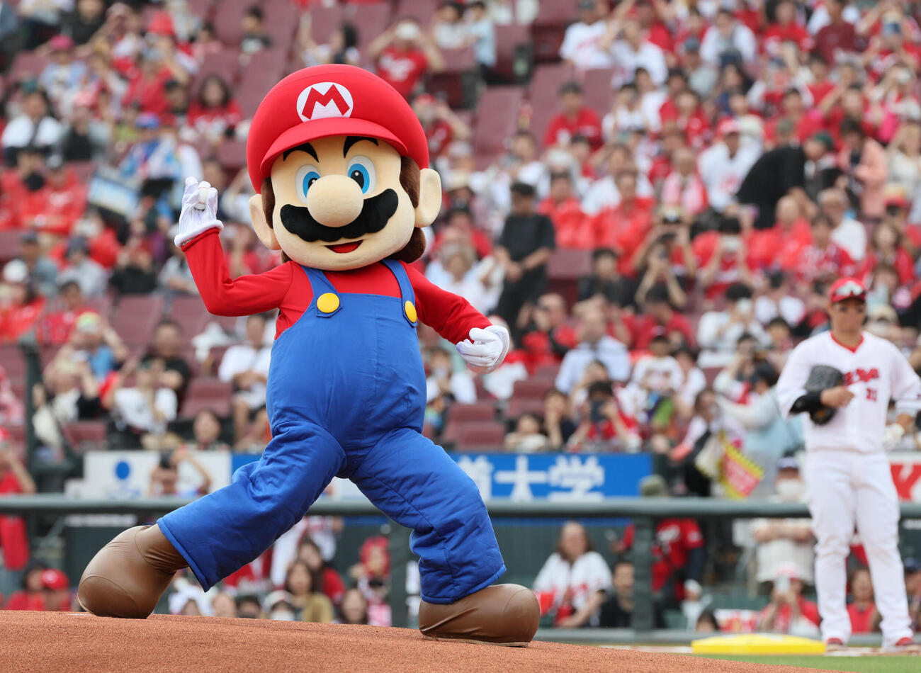広島対オリックス　マリオが始球式に登場（撮影・加藤孝規）