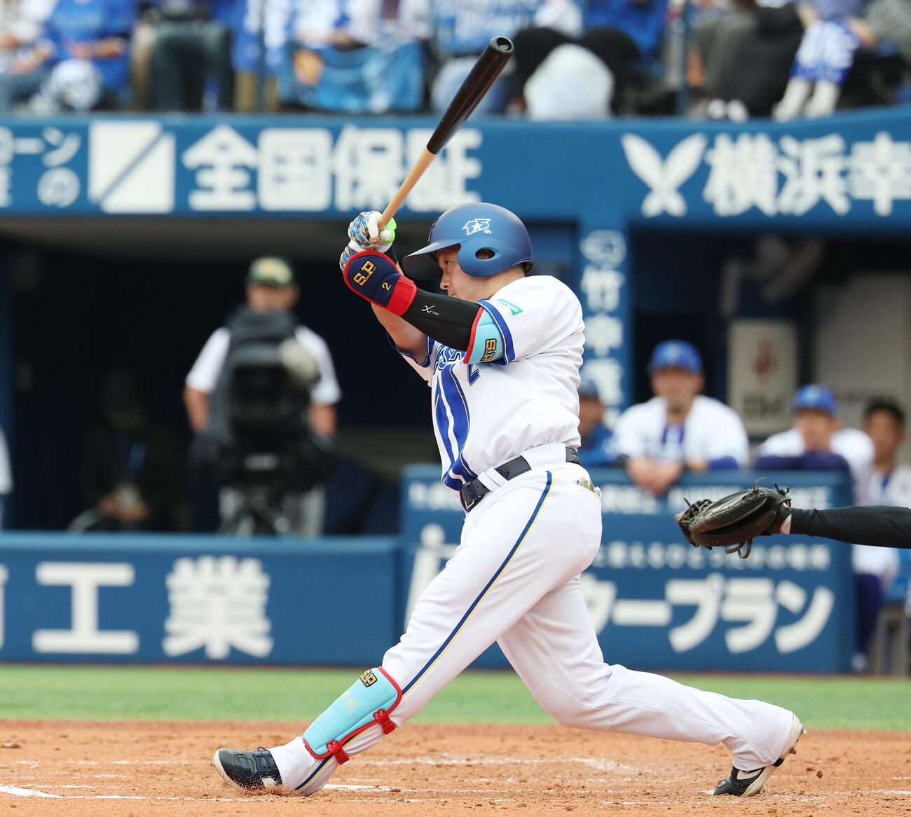 DeNA対ソフトバンク　3回裏DeNA2死一、二塁、2点適時二塁打を放つ牧秀悟（撮影・宮地輝）