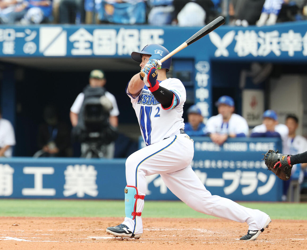 DeNA対ソフトバンク　3回裏DeNA2死一、二塁、2点適時二塁打を放つ牧秀悟（撮影・宮地輝）