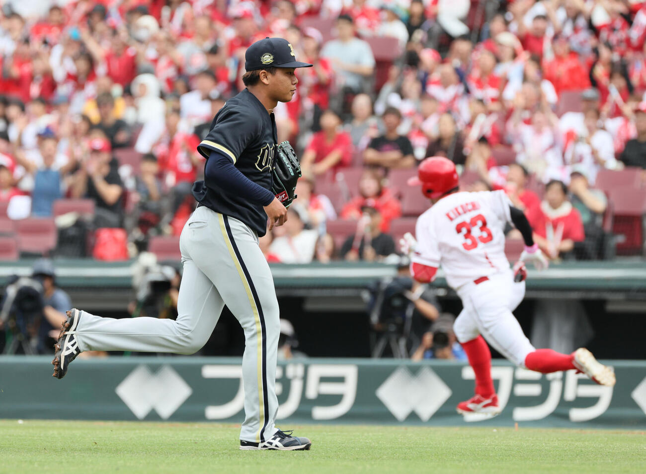 広島対オリックス　2回裏広島2死満塁、菊池涼介に左2点適時二塁打を浴びた宮国凌空（撮影・加藤孝規）