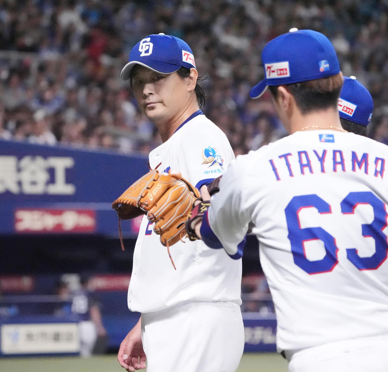 プロ野球交流戦中日対西武　1回表終了、中日先発の涌井秀章（左）は板山祐太郎とタッチを交わしベンチへ戻る（撮影・森本幸一）