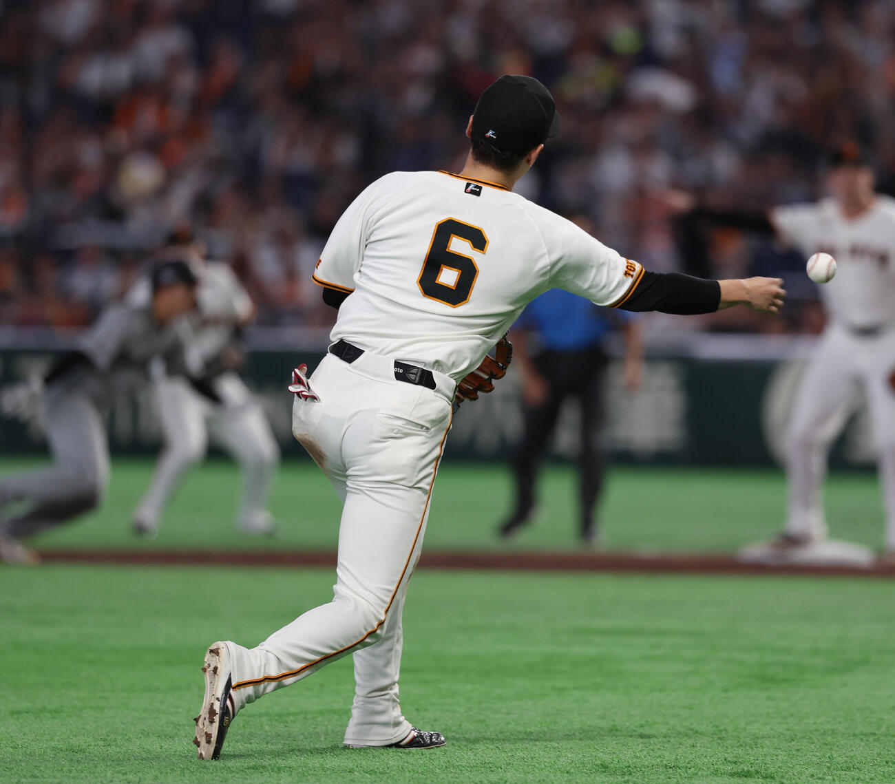 巨人対ロッテ　5回表ロッテ1死一塁、サム・ロングの犠打を処理する坂本勇人（撮影・水谷安孝）