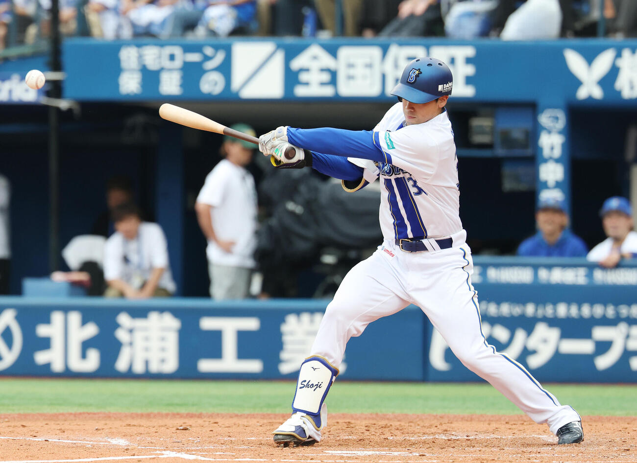 DeNA対ソフトバンク　3回裏DeNA2死、内野安打を放つ尾形崇斗（撮影・宮地輝）