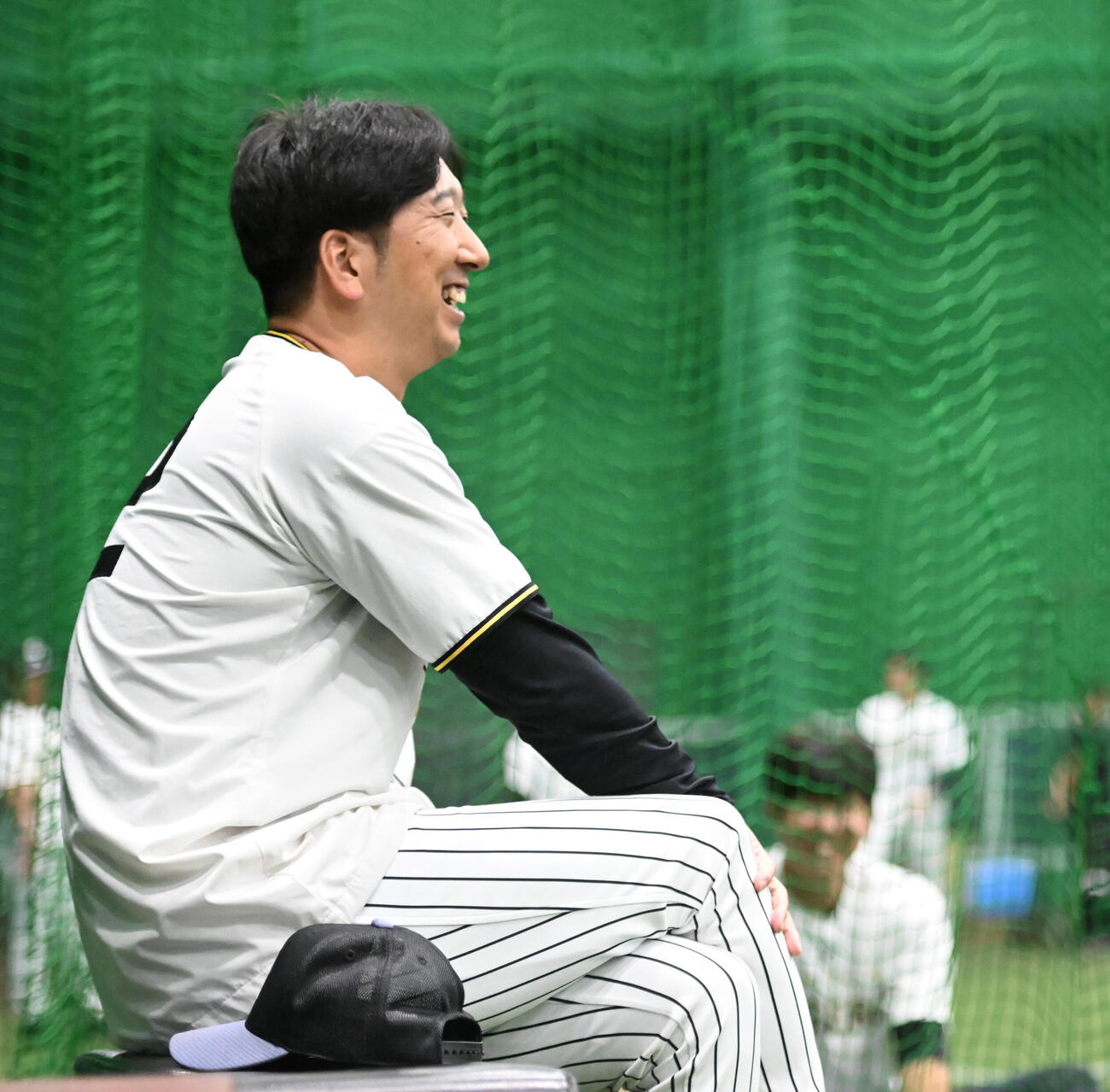 柔らかな表情で練習を見つめる阪神藤川球児監督（撮影・和賀正仁）