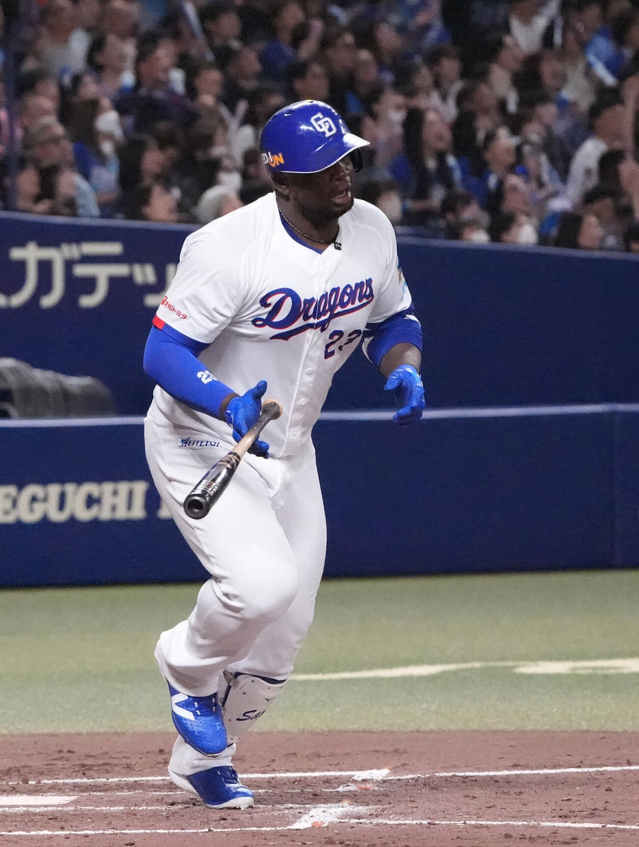 プロ野球交流戦中日対西武　5回裏中日2死一塁、中飛に倒れるミゲル・サノー（撮影・森本幸一）