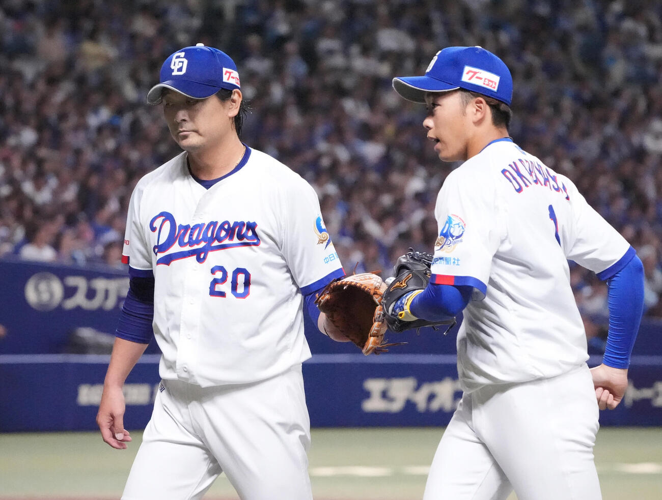 プロ野球交流戦中日対西武　2回表終了、中日先発の涌井秀章（左）は岡林勇希とタッチを交わしベンチへ戻る（撮影・森本幸一）