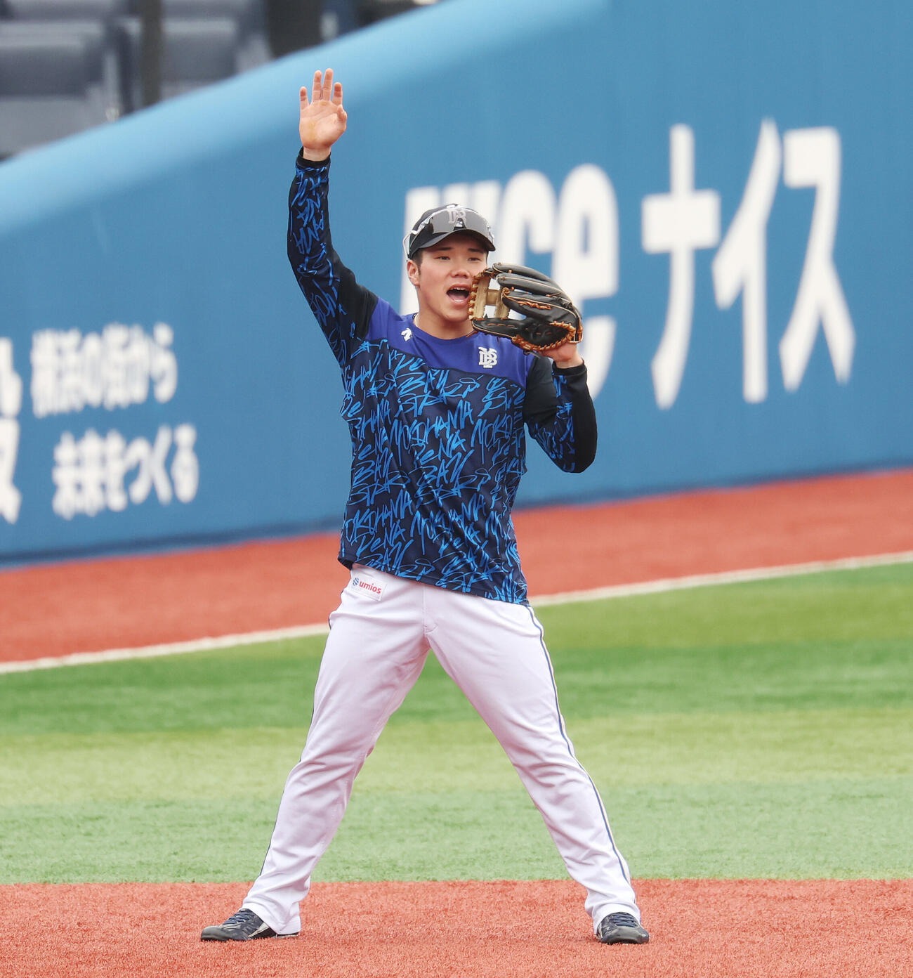 DeNA対ソフトバンク　試合前練習でノックを受けるDeNA小田康一郎（撮影・宮地輝）