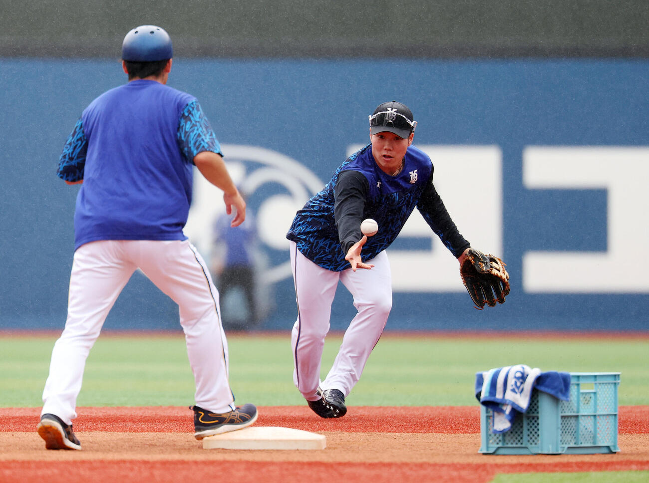 DeNA対ソフトバンク　試合前練習でノックを受けるDeNA小田康一郎（撮影・宮地輝）