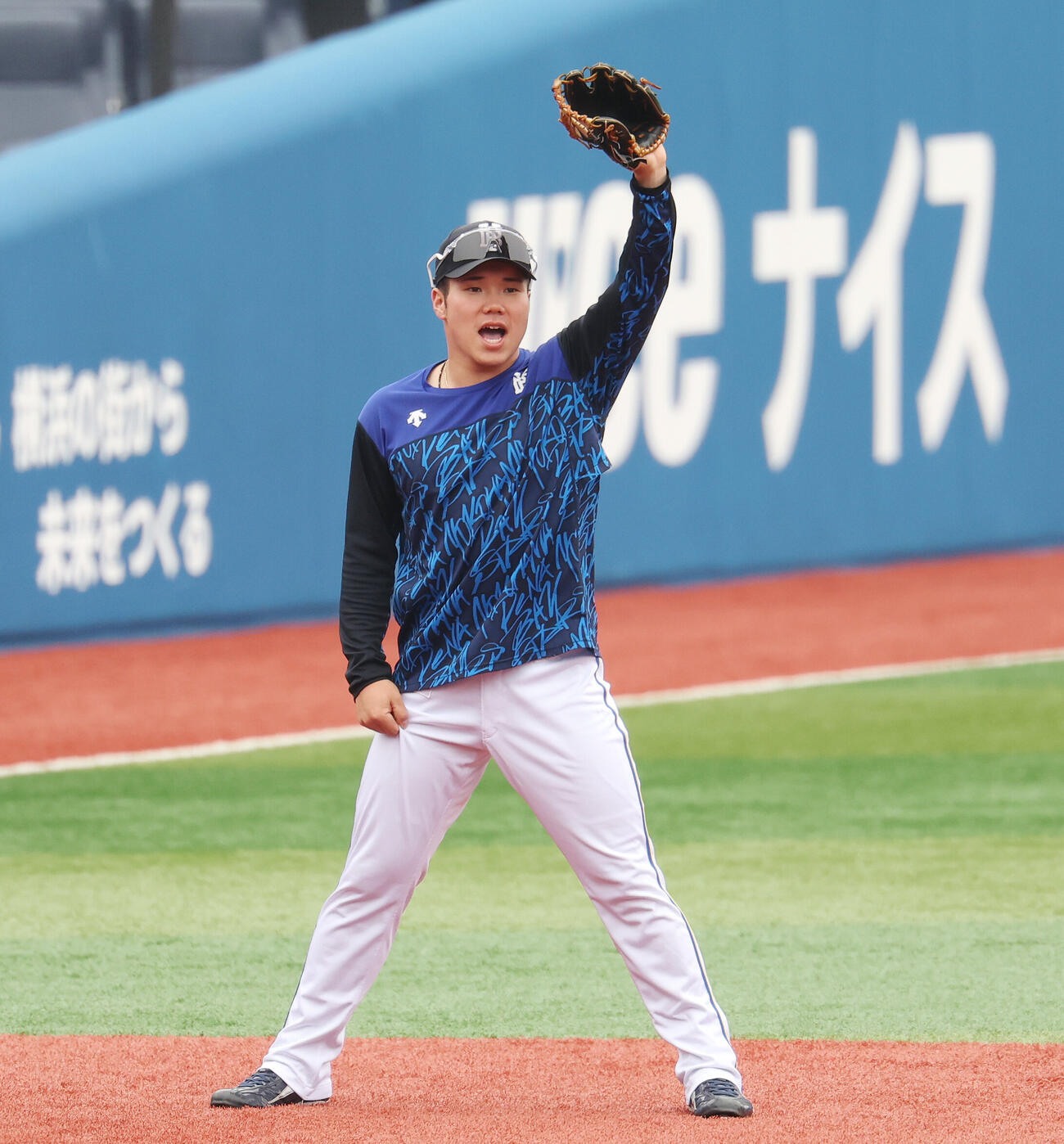 DeNA対ソフトバンク　試合前練習でノックを受けるDeNA小田康一郎（撮影・宮地輝）