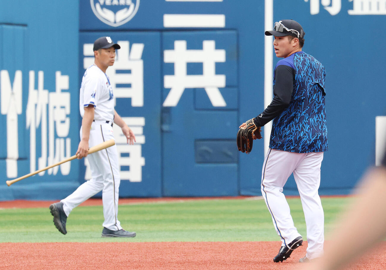 DeNA対ソフトバンク　試合前練習に臨むDeNA小田康一郎。左は相川亮二監督（撮影・宮地輝）