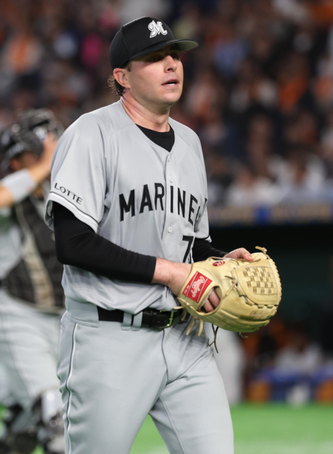 交流戦　巨人対ロッテ　2回に1点を失い怒りの表情でベンチに引き揚げるサム・ロング（撮影・水谷安孝）