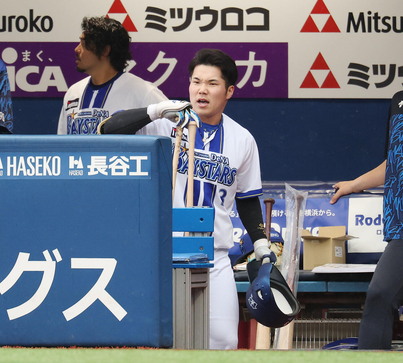DeNA対ソフトバンク　5回裏DeNA無死、右飛に倒れ悔しい表情の代打小田康一郎（撮影・宮地輝）