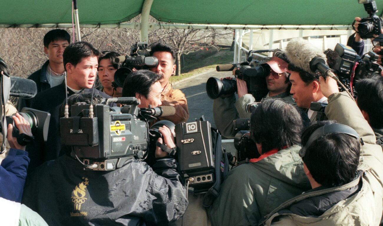 第2回入団交渉の前に、寮の前でバッタリ出会いあいさつを交わす福留孝介（左）と近鉄・佐々木恭介監督（1995年12月3日撮影）