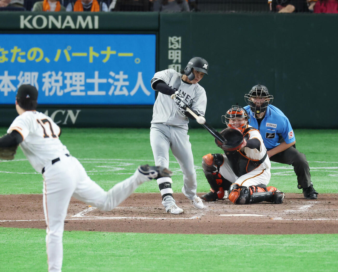 巨人対ロッテ　5回表ロッテ2死一塁、適時3塁打を放つ小川龍成。投手は西舘勇陽（撮影・増田悦実）＝2026年6月7日