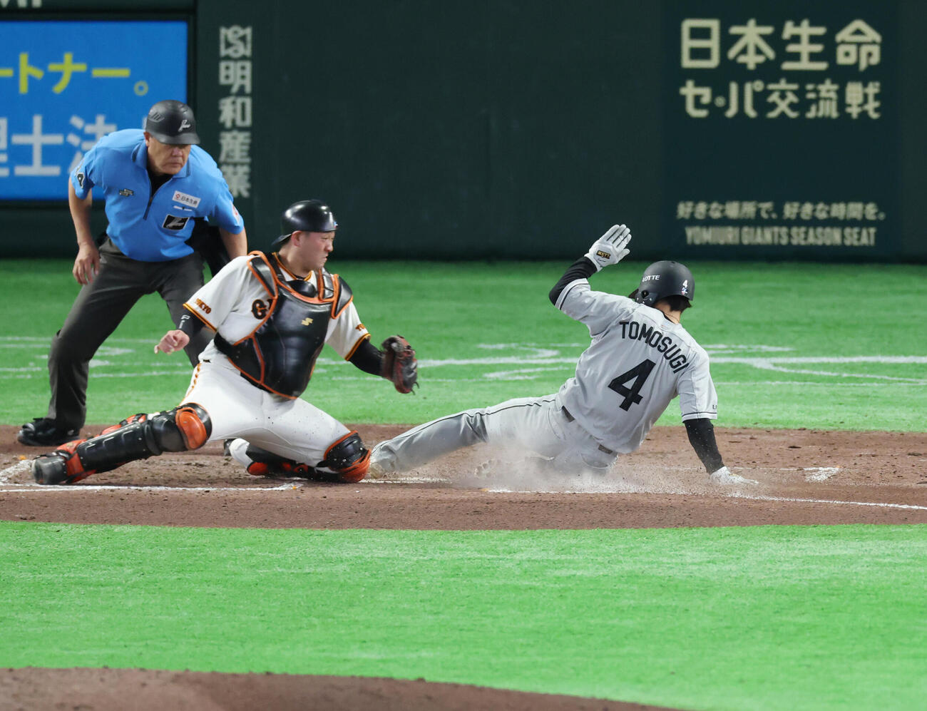 巨人対ロッテ　5回表ロッテ2死一塁、小川龍成の適時三塁打で生還する友杉篤輝。左は岸田行倫（撮影・増田悦実）＝2026年6月7日