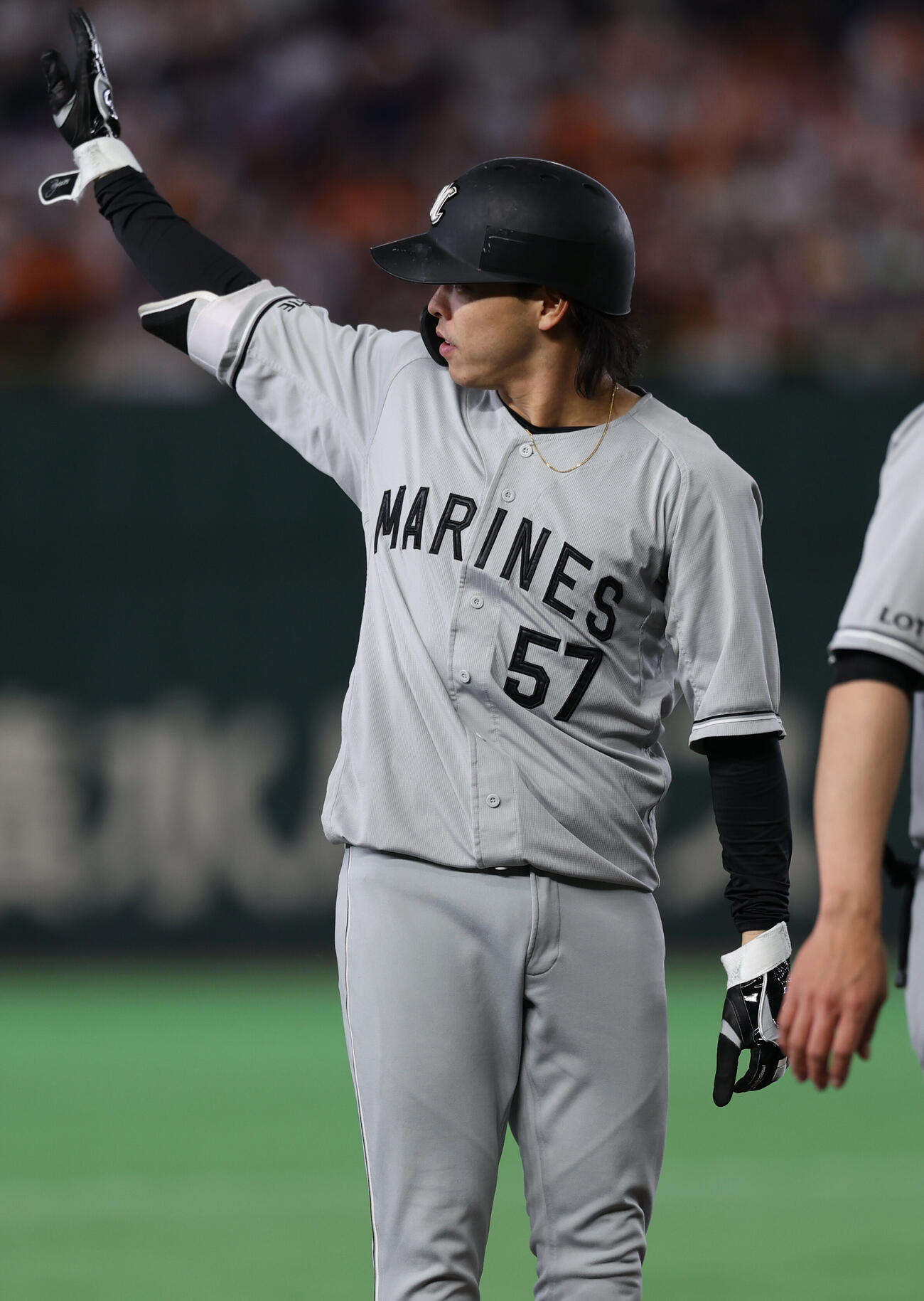 交流戦　巨人対ロッテ　5回表ロッテ2死一塁、適時三塁打を放ちファンの声援に応える小川龍成（撮影・水谷安孝）＝2026年6月7日