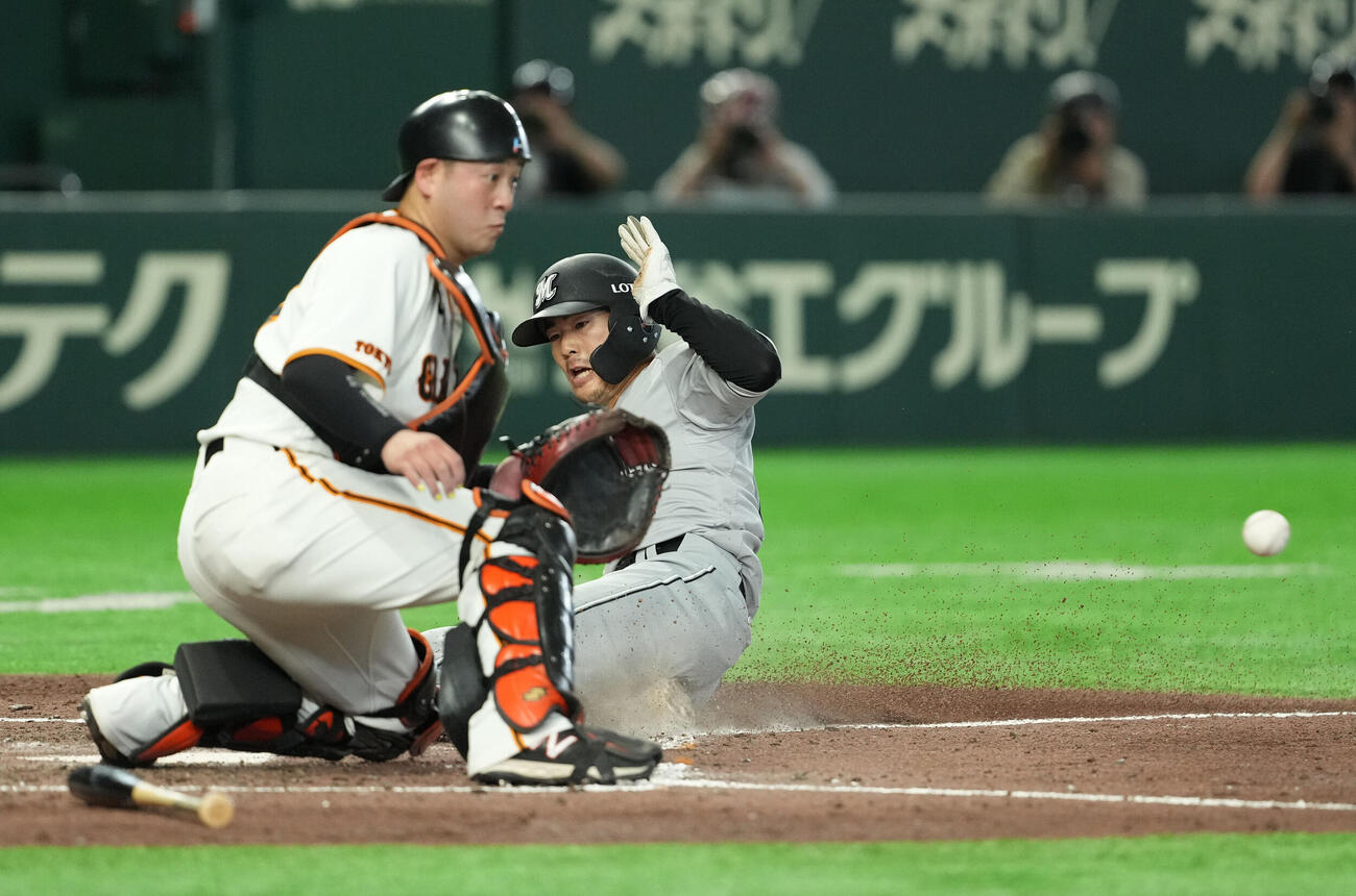 巨人対ロッテ　5回表ロッテ2死一塁、小川龍成の三塁打で生還する友杉篤輝（撮影・たえ見朱実）＝2026年6月7日