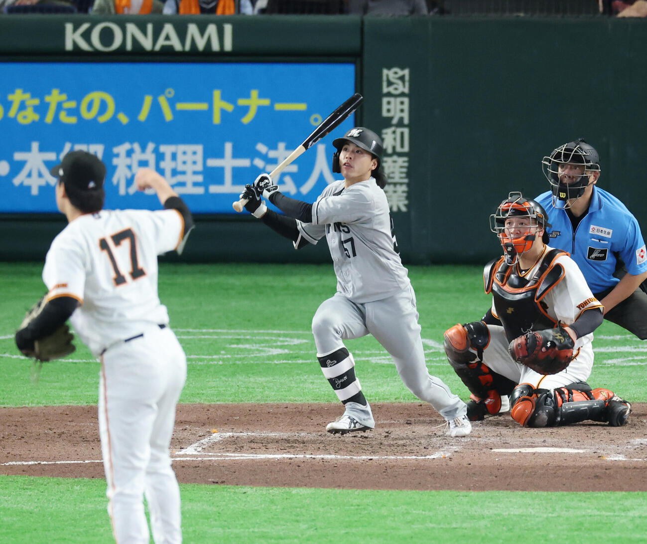 巨人対ロッテ　5回表ロッテ2死一塁、適時3塁打を放つ小川龍成。投手は西舘勇陽（撮影・増田悦実）＝2026年6月7日