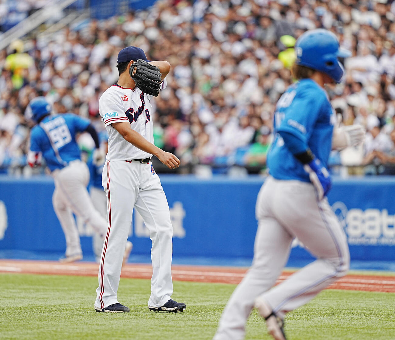 ヤクルト対日本ハム　1回表日本ハム1死三塁、ヤクルト先発の奥川恭伸はフランミル・レイエス（左）に左越えの先制2点本塁打を許す（撮影・小沢裕）