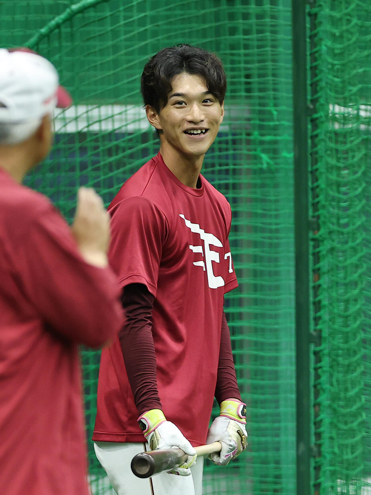 練習で笑顔を見せる楽天吉野創士（撮影・前田充）