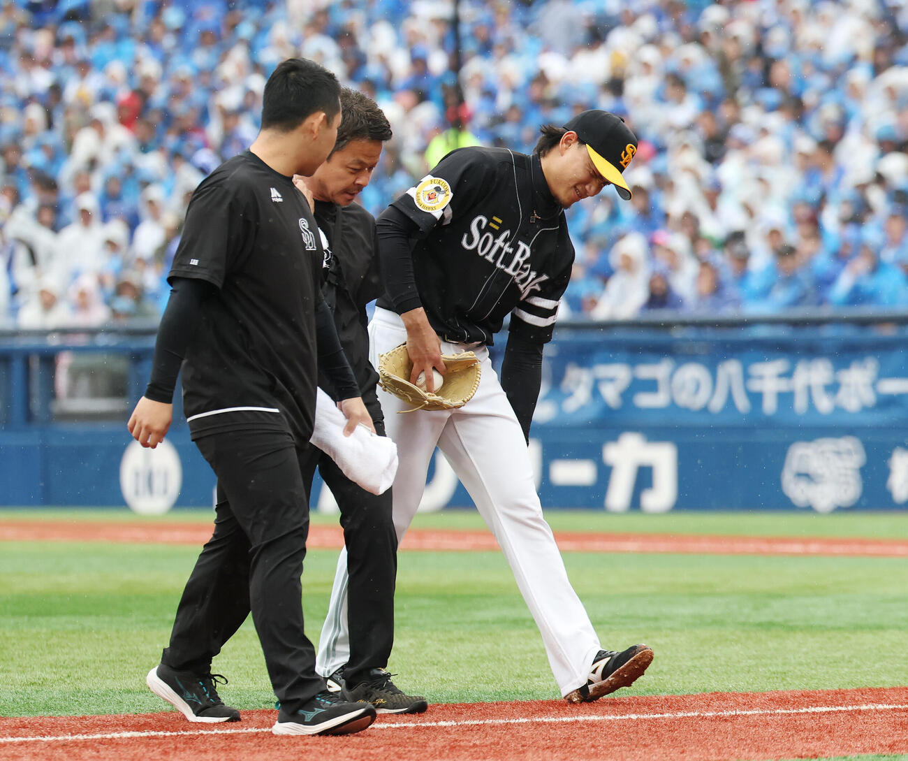 DeNA対ソフトバンク　6回裏DeNA1死三塁、宮崎敏郎の打球が直撃し、1度ベンチに下がる徐若熙（撮影・宮地輝）