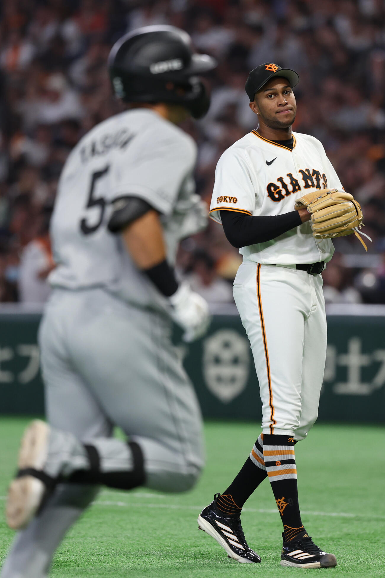 交流戦　巨人対ロッテ　9回表ロッテ2死、同点本塁打を安田尚憲に浴び悔しそうなライデル・マルティネス（撮影・水谷安孝）