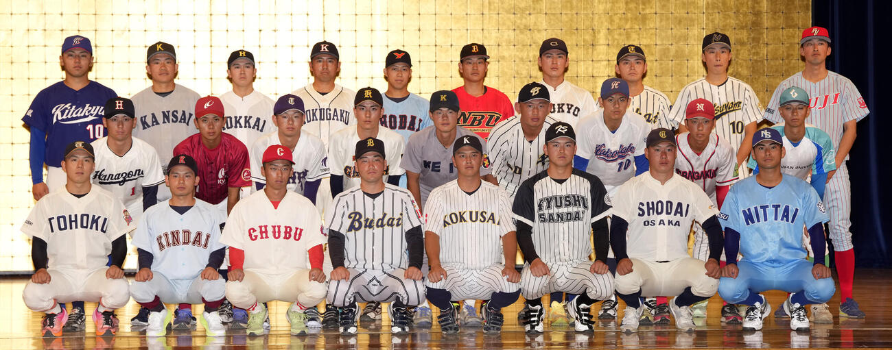 全日本大学野球選手権大会開会式　集合写真に納まる27チーム代表の主将たち（撮影・小島史椰）