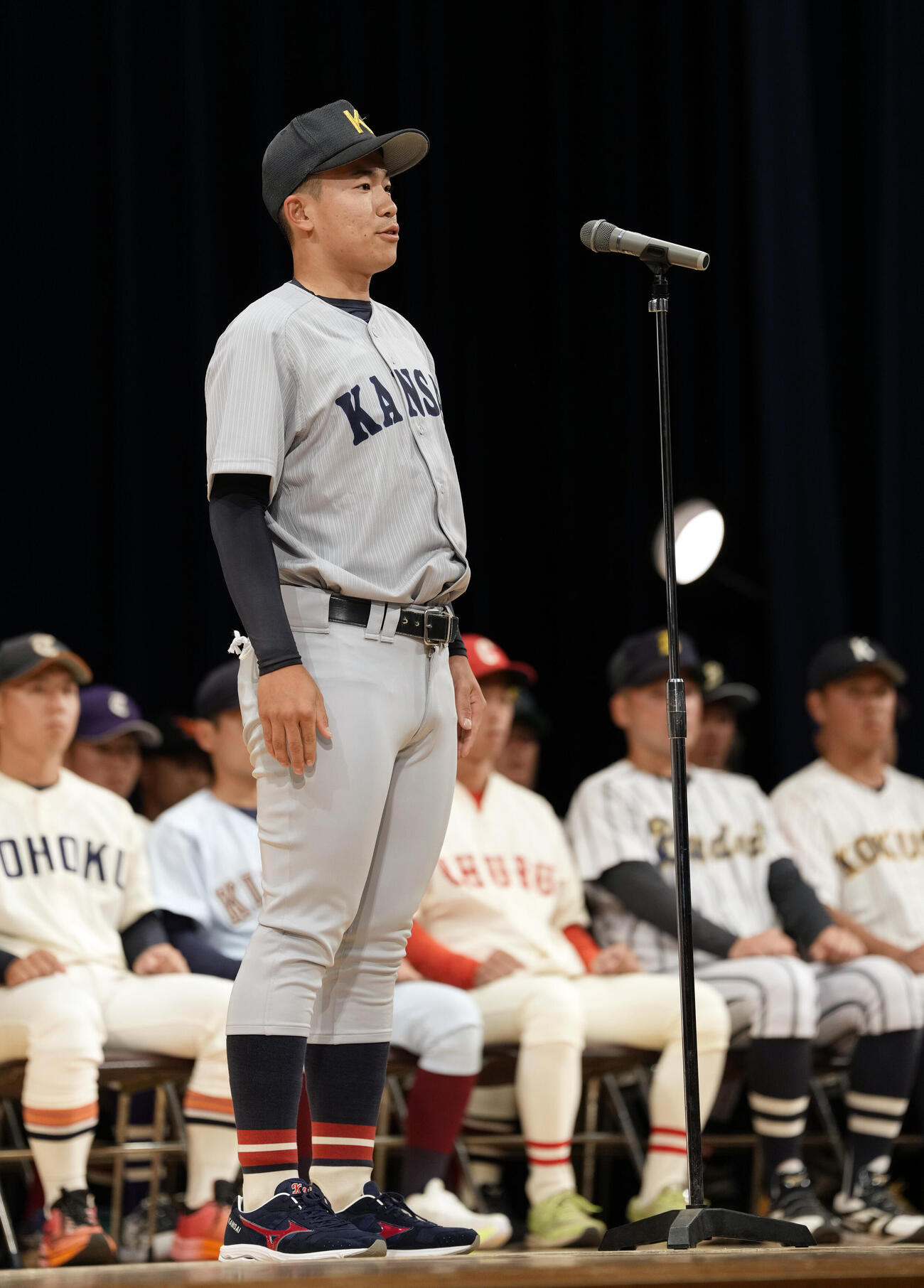 全日本大学野球選手権大会開会式　意気込みを語る関大・森内大奈主将（撮影・小島史椰）
