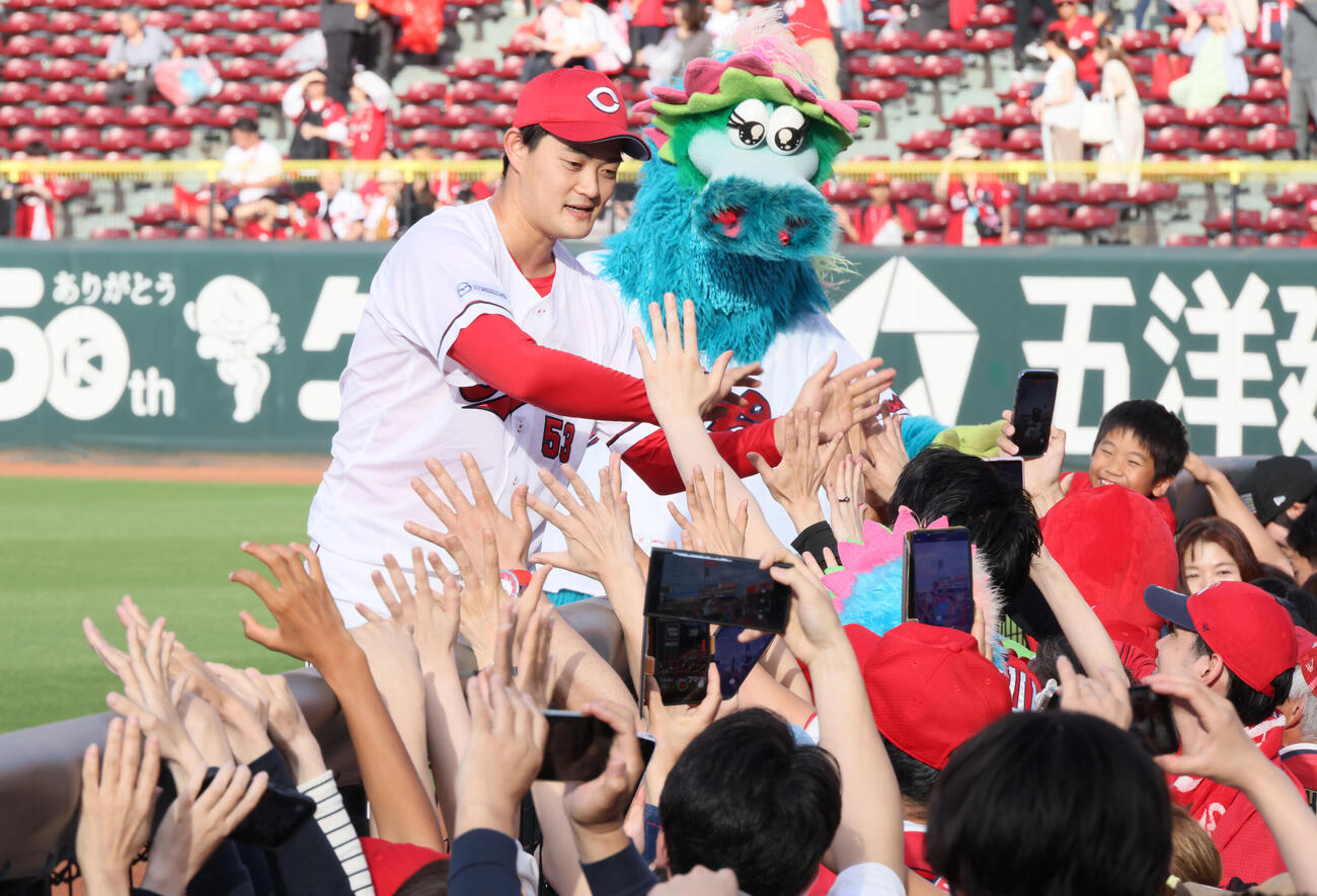 広島対オリックス　ファンとふれあう岡本駿（撮影・加藤孝規）