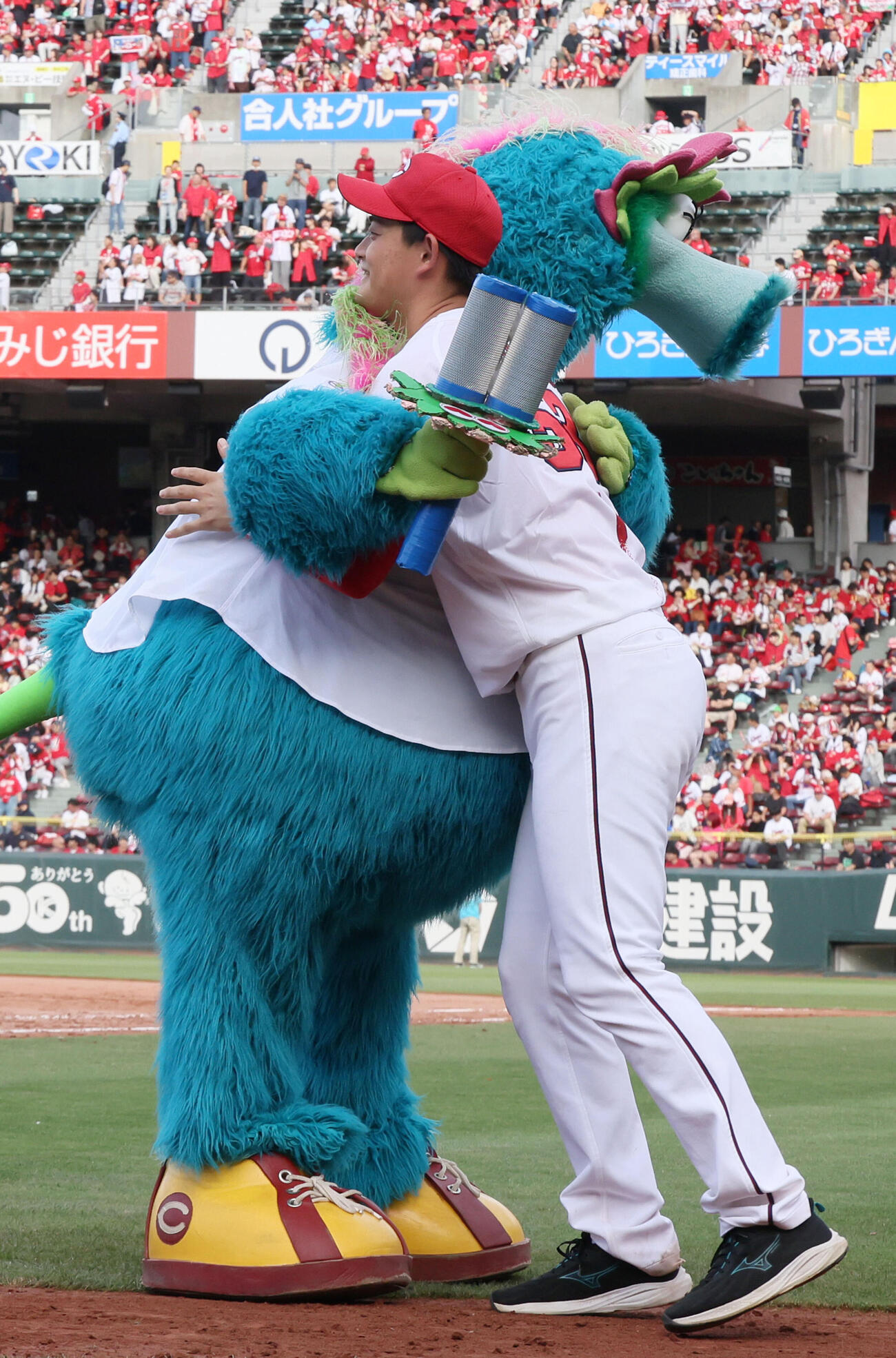 広島対オリックス　お立ち台へ向かう時、スラィリーと抱擁する岡本駿（撮影・加藤孝規）