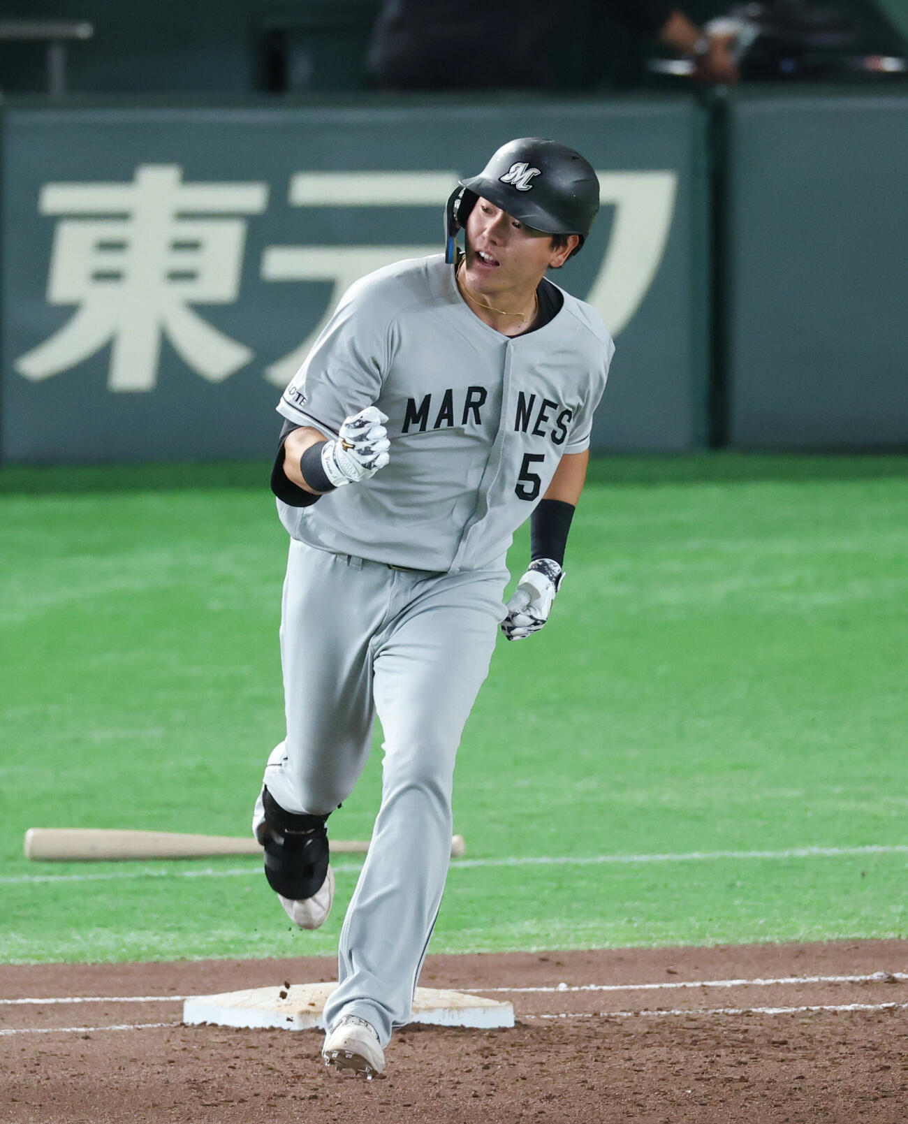 巨人対ロッテ　9回表ロッテ2死、本塁打を放ちガッツポーズをする安田尚憲（撮影・増田悦実）