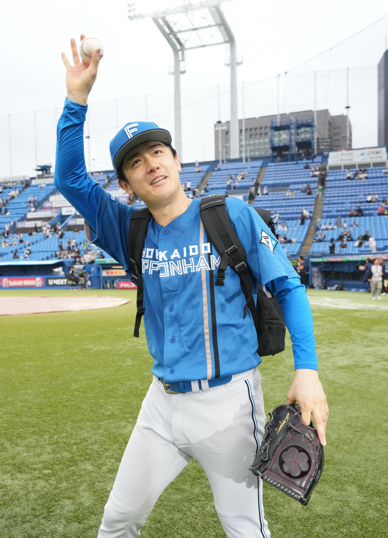 ヤクルト対日本ハム　完投で今季5勝目を挙げた日本ハム北山亘基はスタンドの声援に応える（撮影・小沢裕）　