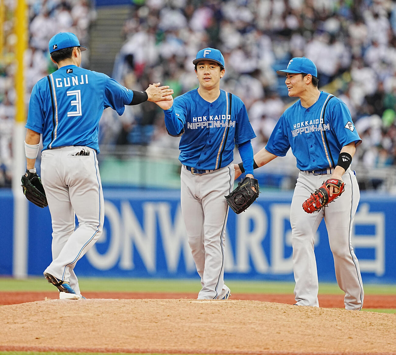 ヤクルト対日本ハム　完投で今季5勝目を挙げた日本ハム北山亘基（中央）はナインの祝福を受ける（撮影・小沢裕）　