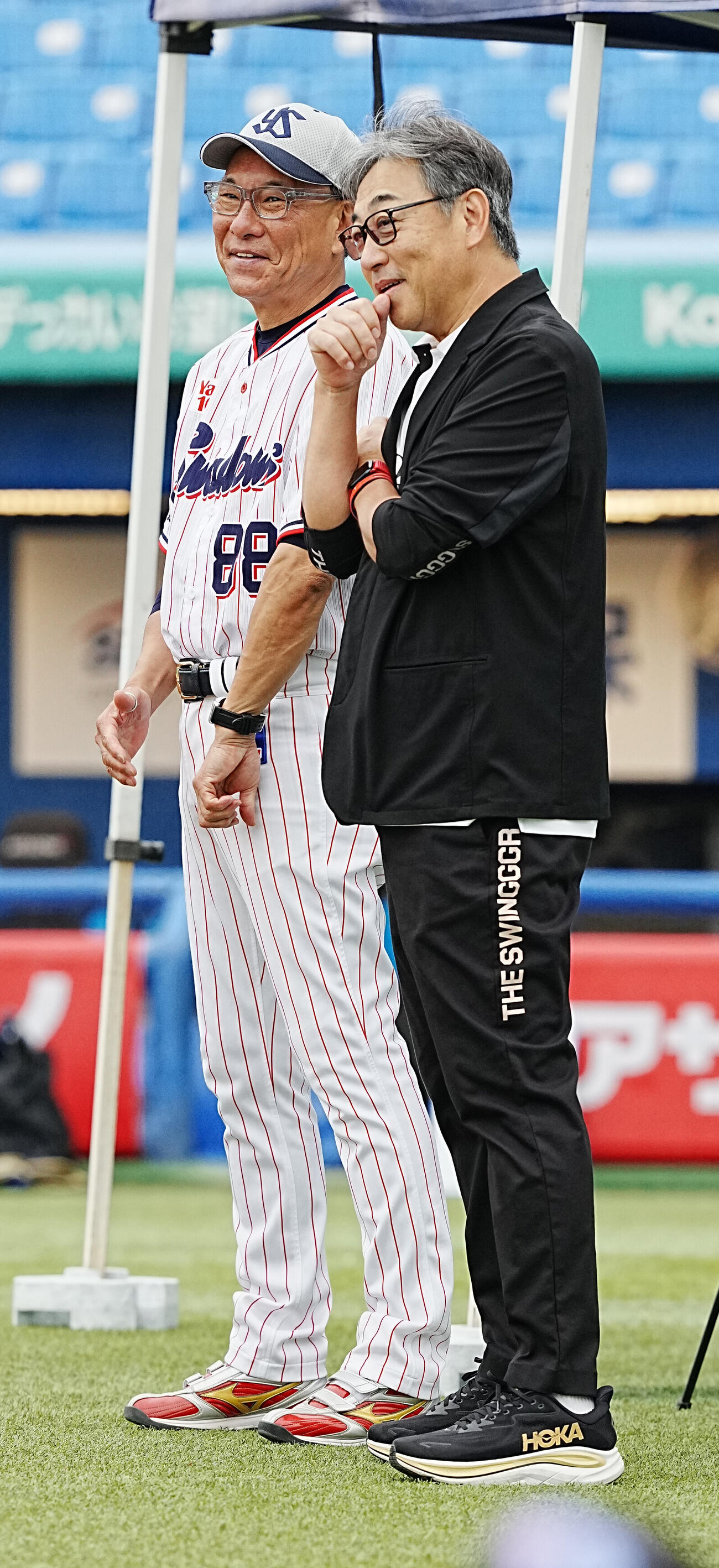 ヤクルト対日本ハム　試合前の練習で談笑するヤクルト池山隆寛監督（左）と野球評論家の西崎幸広氏（撮影・小沢裕）　