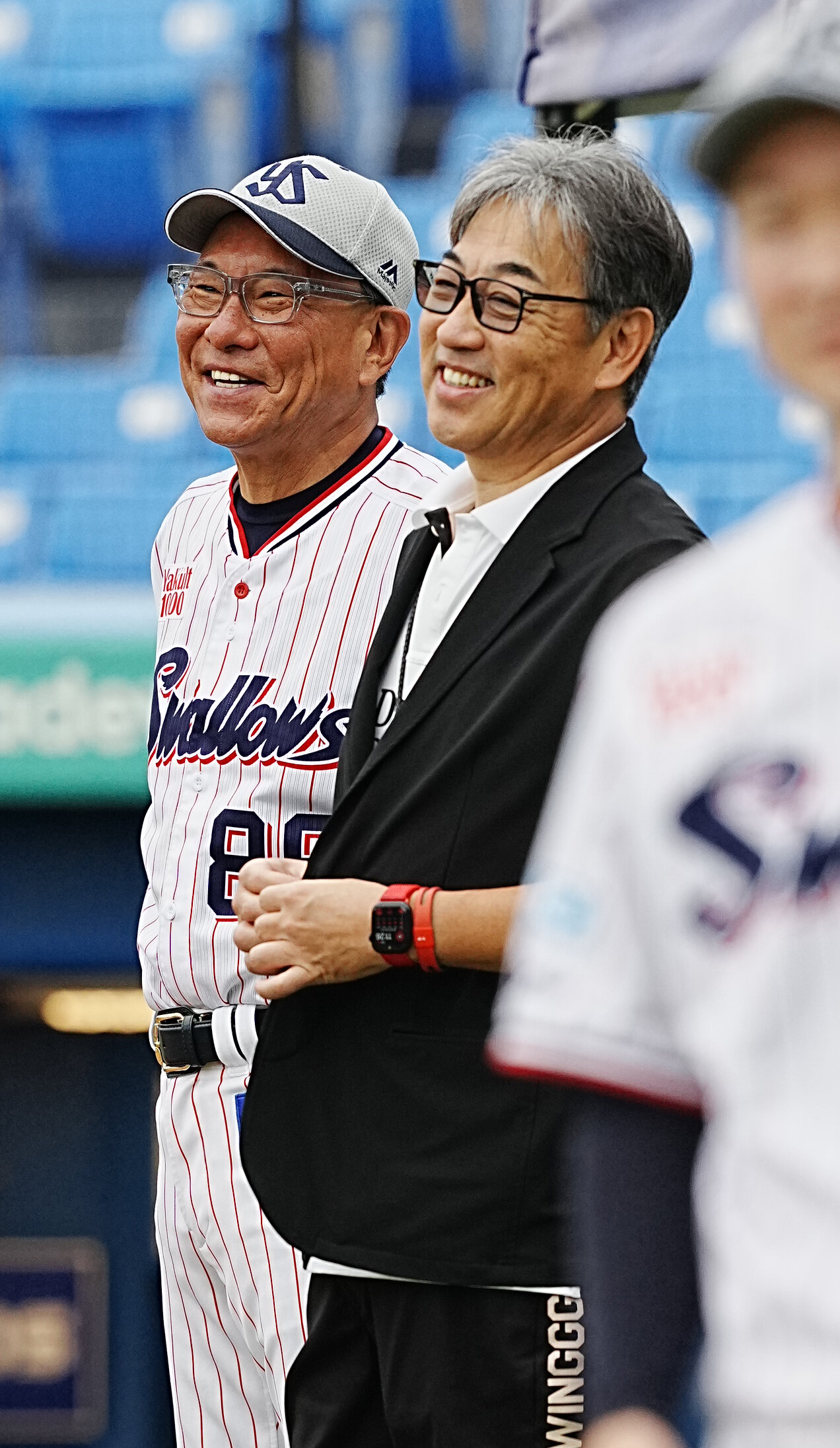 ヤクルト対日本ハム　試合前の練習で談笑するヤクルト池山隆寛監督（左）と野球評論家の西崎幸広氏（撮影・小沢裕）　