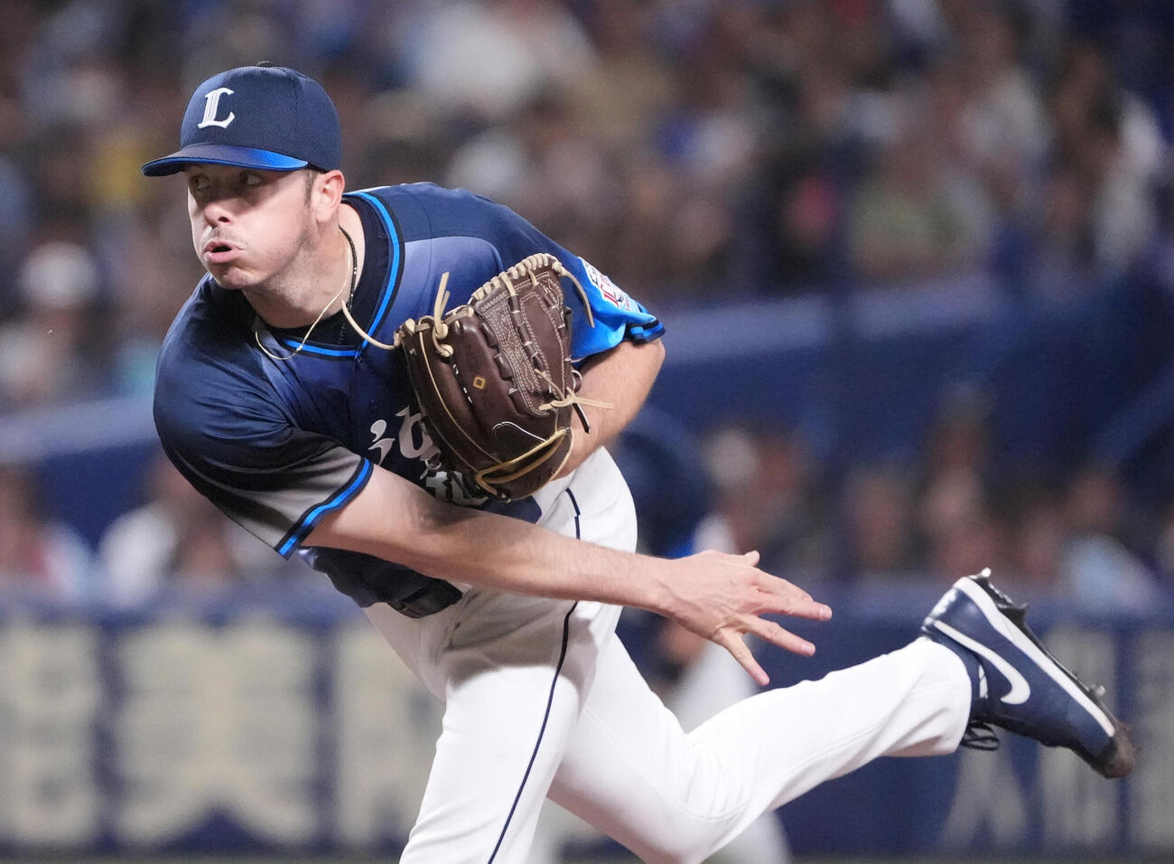 プロ野球交流戦中日対西武　1回裏、登板する西武先発のアラン・ワイナンス（撮影・森本幸一）