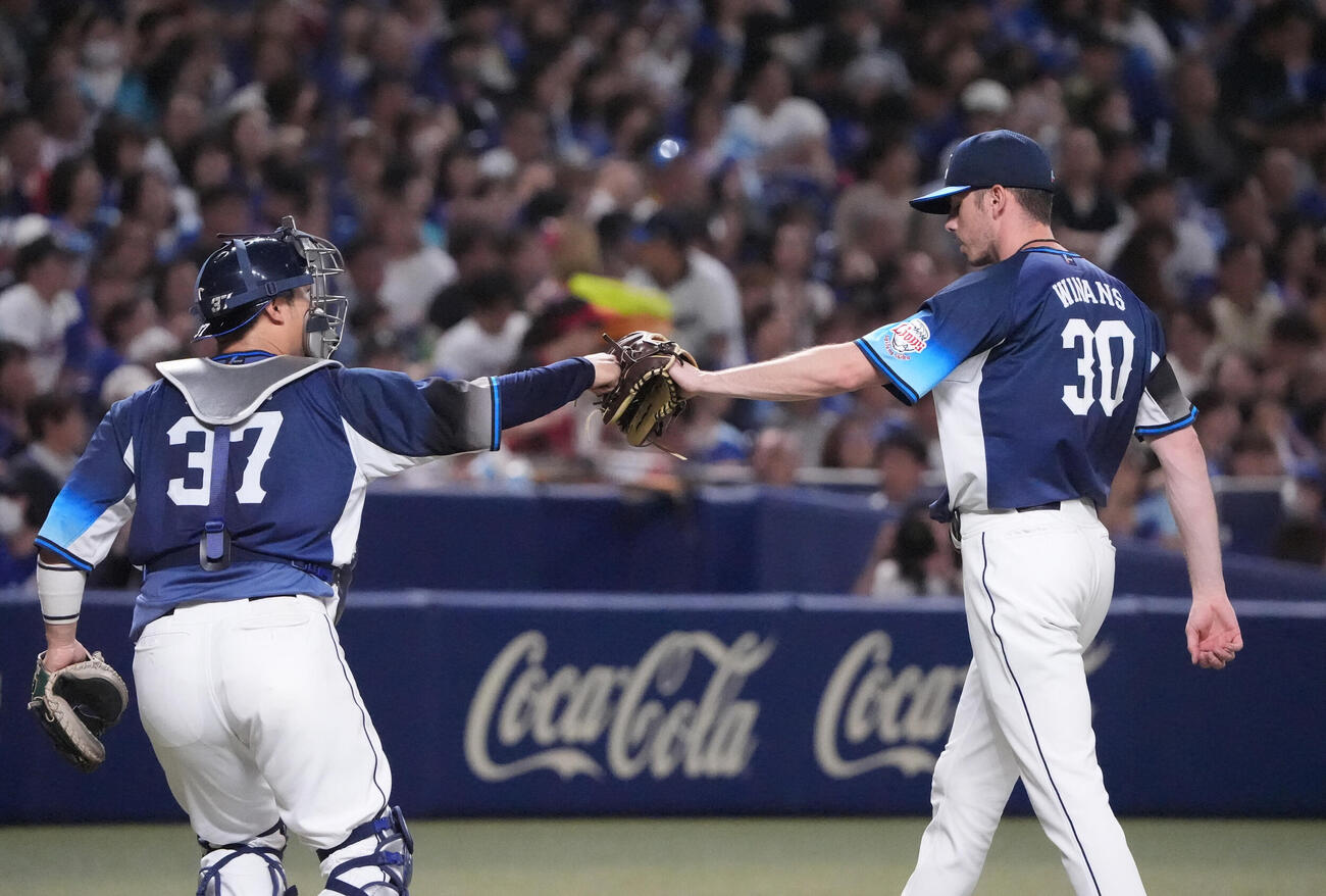 プロ野球交流戦中日対西武　5回終了、アラン・ワイナンス（右）は柘植世那とタッチを交わしベンチへ戻る（撮影・森本幸一）