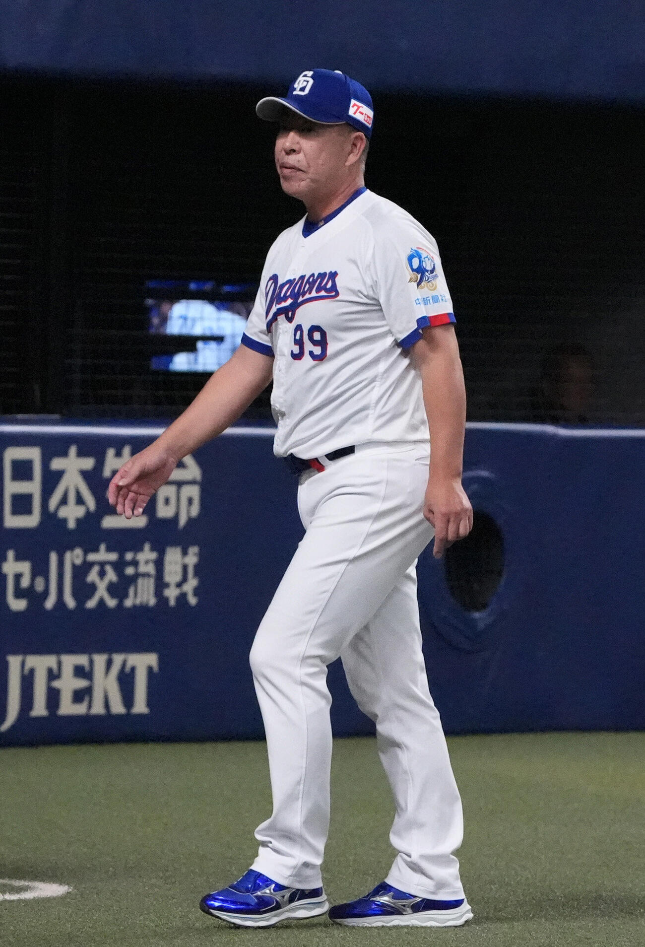 プロ野球交流戦中日対西武　5回終了、選手交代を告げベンチへ戻る井上一樹監督（撮影・森本幸一）