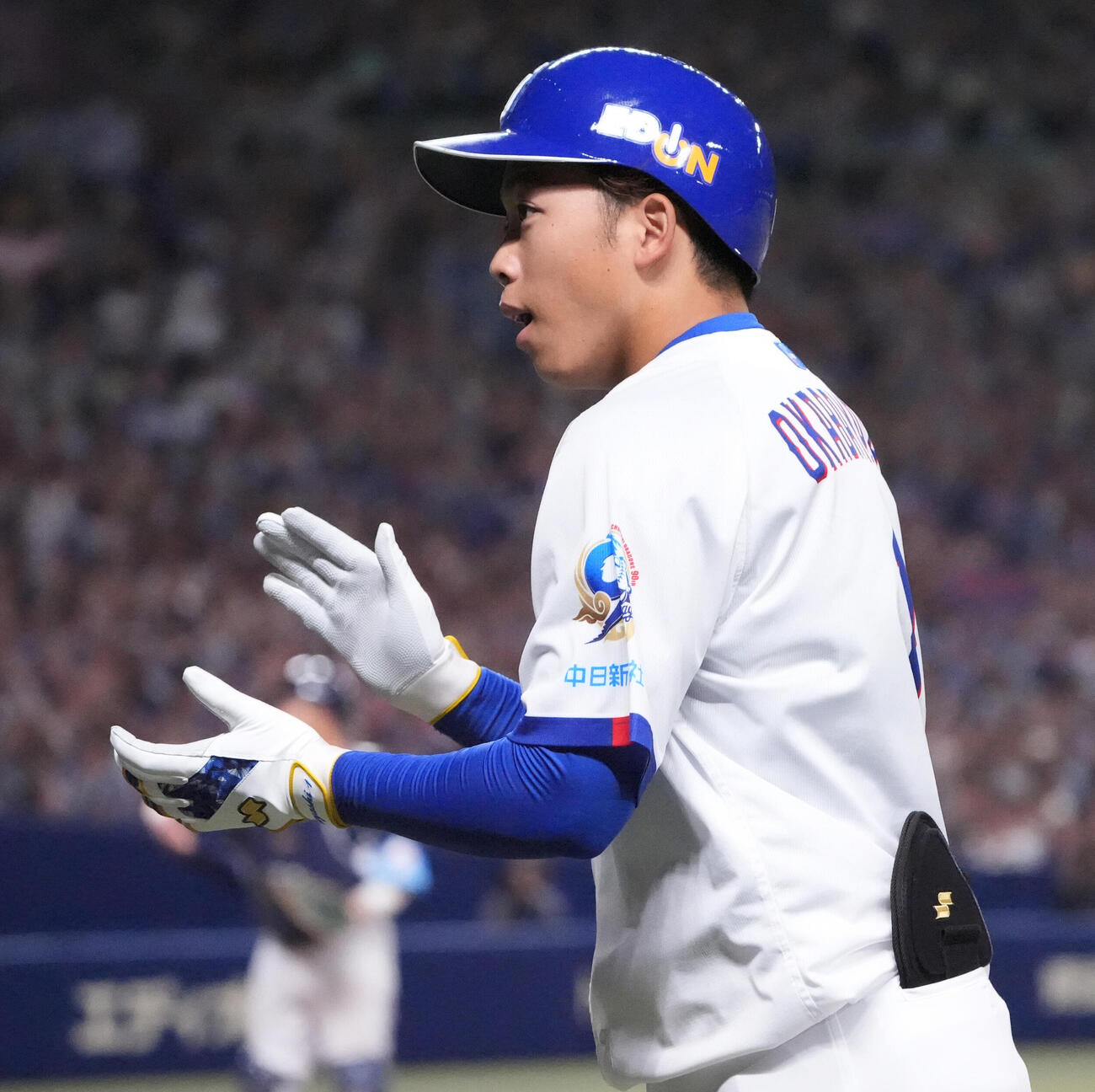 プロ野球交流戦中日対西武　8回裏中日1死三塁、犠飛を放ち手をたたきながらベンチへ戻る岡林勇希（撮影・森本幸一）
