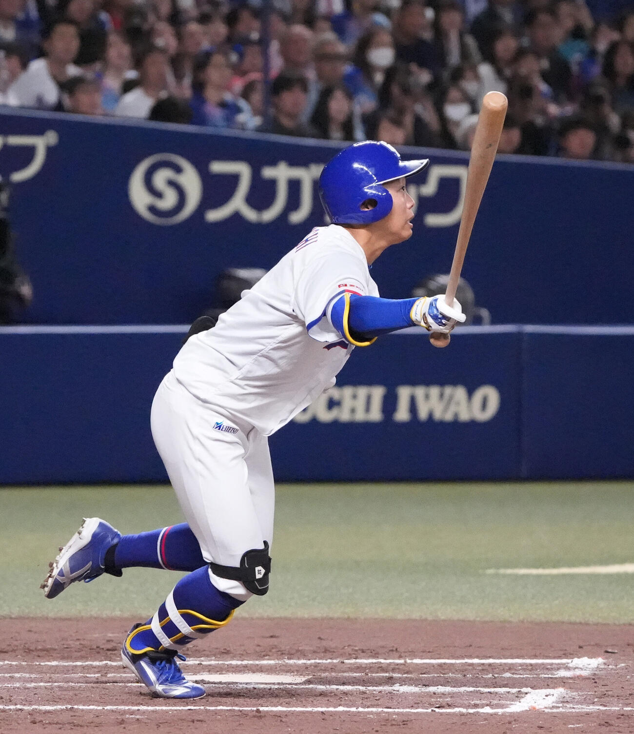 プロ野球交流戦中日対西武　8回裏中日1死三塁、犠飛を放つ岡林勇希（撮影・森本幸一）