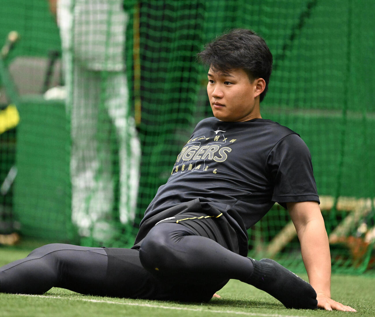 阪神練習　浮かない表情でウオームアップする阪神森下翔太（撮影・和賀正仁）＝2026年6月7日