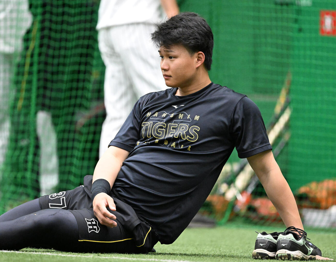 阪神練習　浮かない表情でウオームアップする阪神森下翔太（撮影・和賀正仁）