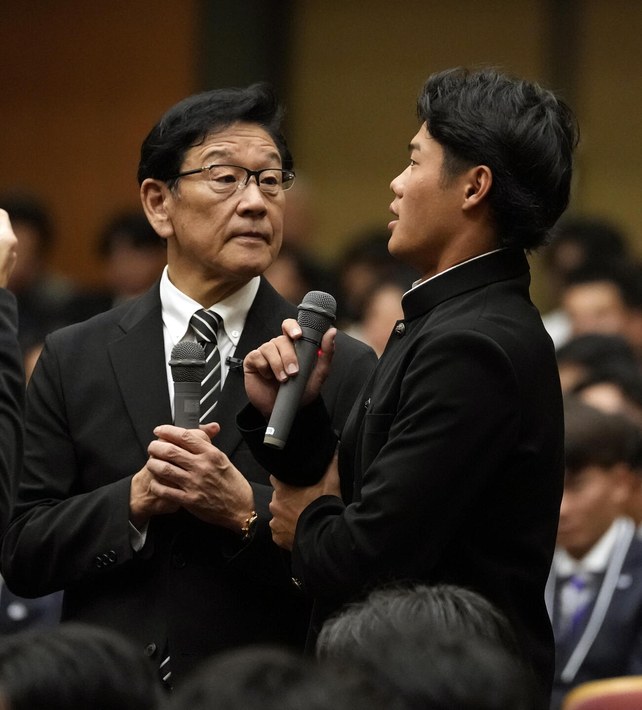 全日本大学野球選手権大会開会式　OBトークショーで慶大・今津慶介主将（右）の質問に答える栗山英樹氏（撮影・小島史椰）