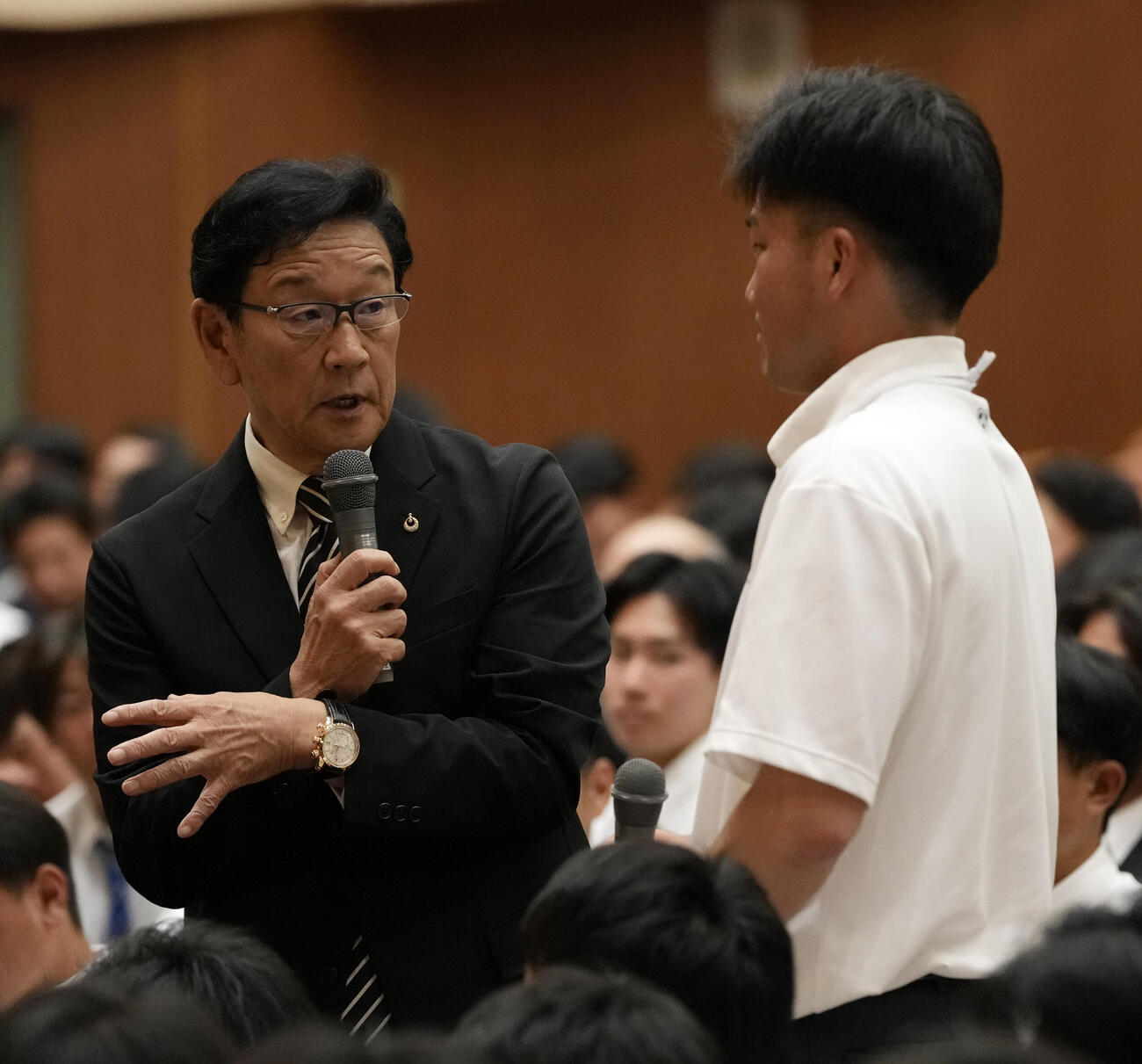 全日本大学野球選手権大会開会式　OBトークショーで国際武道大・関颯太主将（右）の質問に答える栗山英樹氏（撮影・小島史椰）