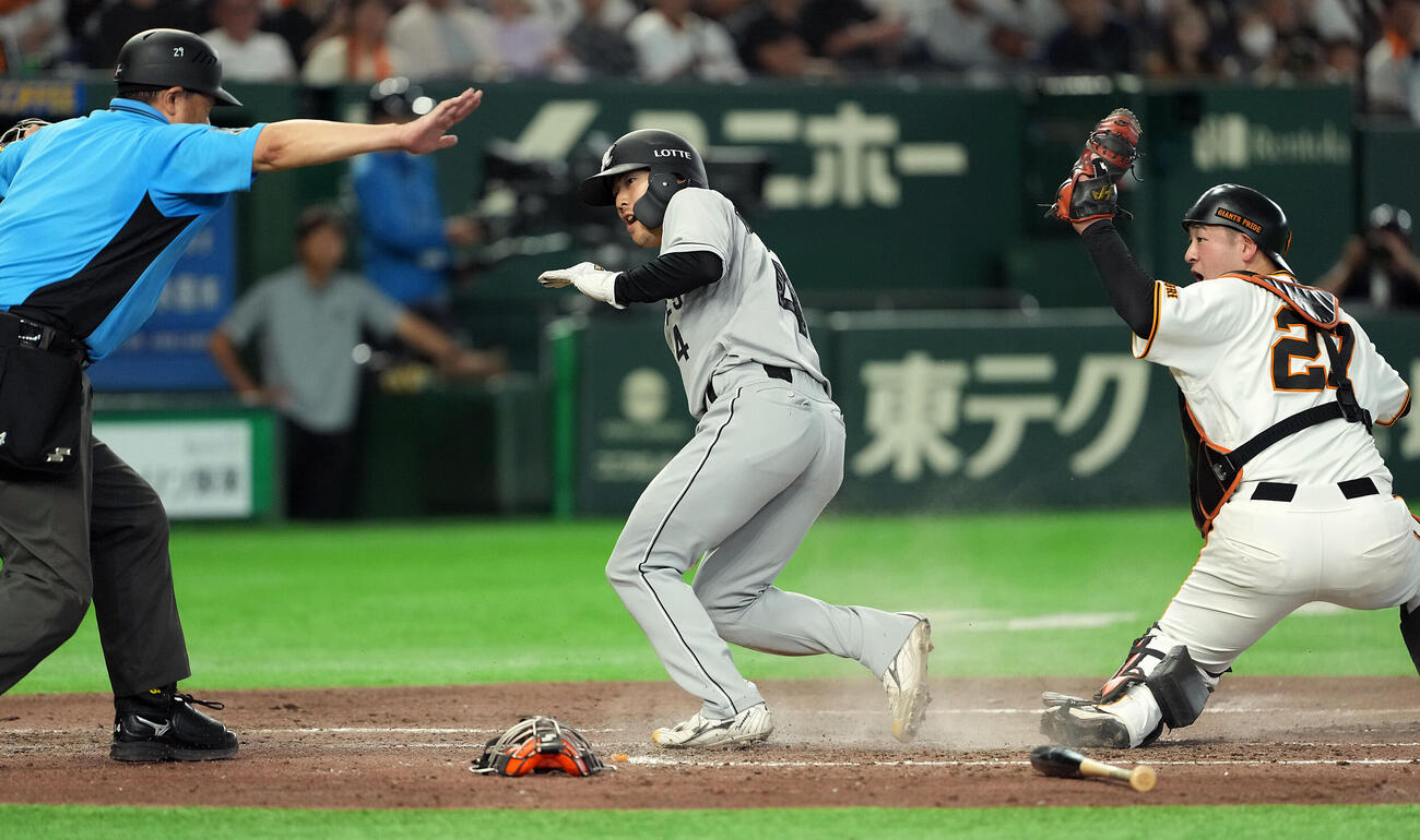 巨人対ロッテ　5回表ロッテ2死一塁、小川龍成の三塁打で生還する友杉篤輝（撮影・たえ見朱実）